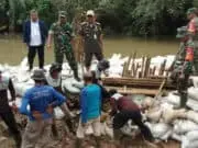 Tanggul Di Pasarkemis Jebol , Langsung Diturab
