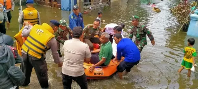 TNI Peduli, Korem 052 Wijayakrama Bantu Korban Banjir di Kota Tangerang