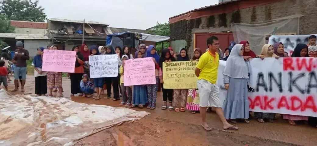 Jalan Tertutup Tol JORR W2,Ratusan Warga Pajang Unjuk Rasa