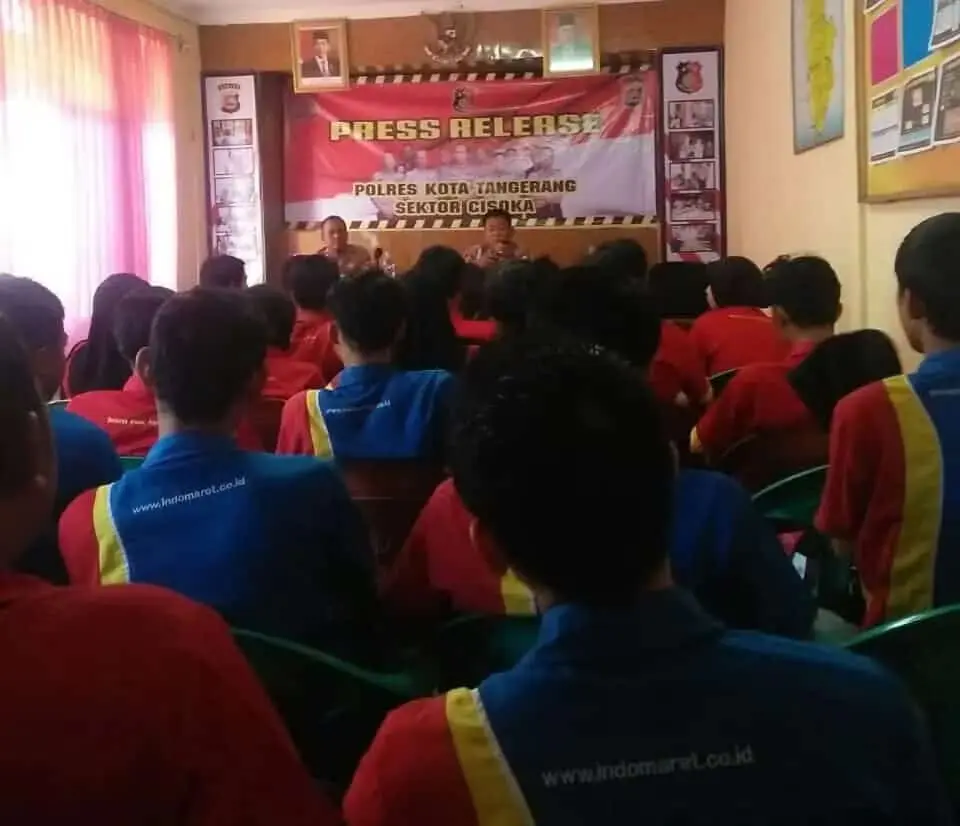 Antisipasi 3C, Polsek Cisoka Berikan Penyuluhan Kepada Karyawan Minimarket