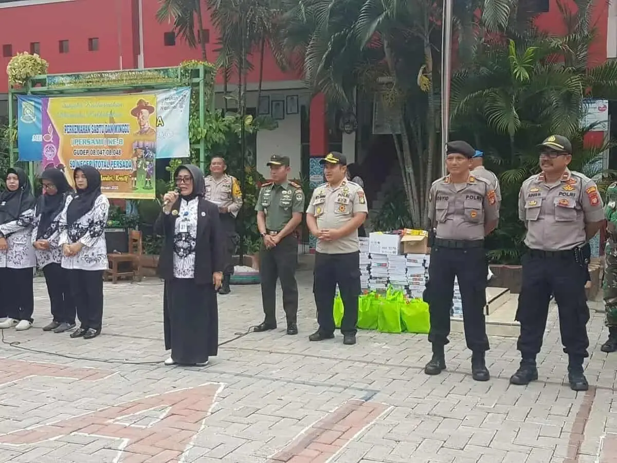 Peduli KBM, Plh Kasdim 0506 Tangerang Beri Bantuan Alat Tulis di SDN Total Persada