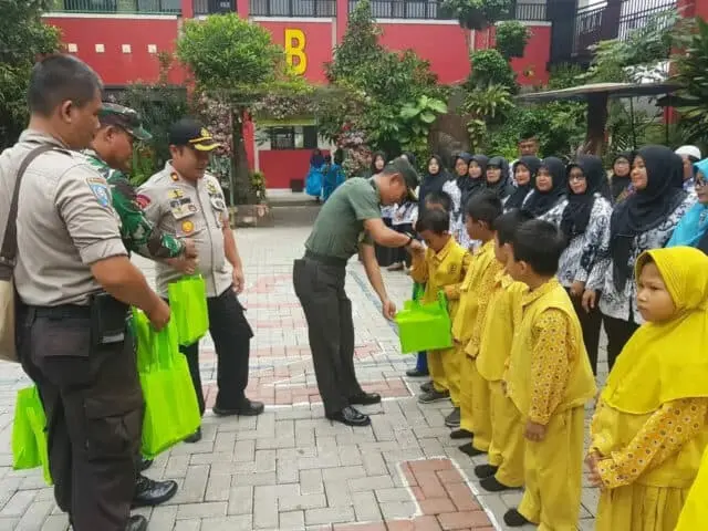 Peduli KBM, Plh Kasdim 0506 Tangerang Beri Bantuan Alat Tulis di SDN Total Persada Peduli KBM, Plh Kasdim 0506 Tangerang Beri Bantuan Alat Tulis di SDN Total Persada