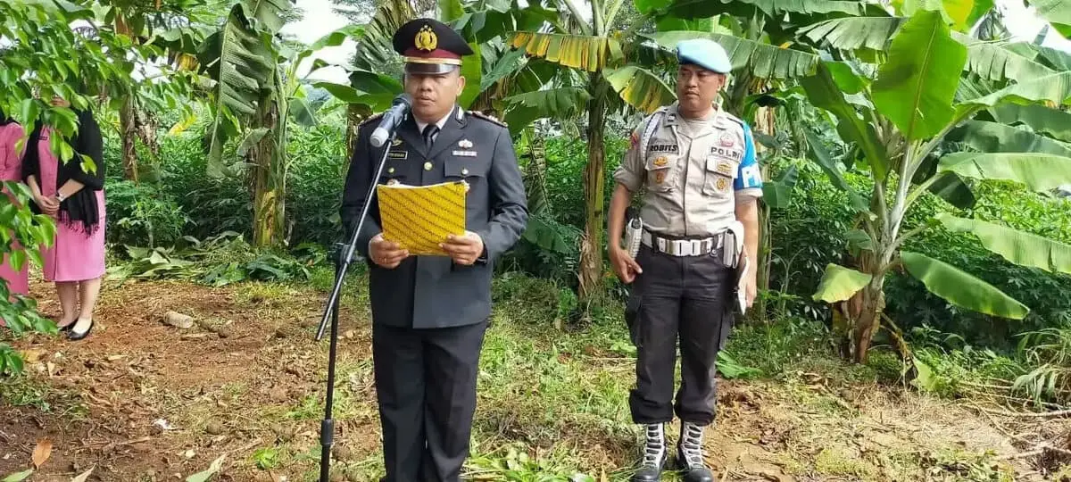 Kapolsek Cisauk Pimpin Prosesi Pemakaman Personilnya