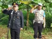 Kapolsek Cisauk Pimpin Prosesi Pemakaman Personilnya Kapolsek Cisauk Pimpin Prosesi Pemakaman Personilnya