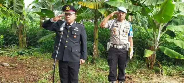 Kapolsek Cisauk Pimpin Prosesi Pemakaman Personilnya Kapolsek Cisauk Pimpin Prosesi Pemakaman Personilnya