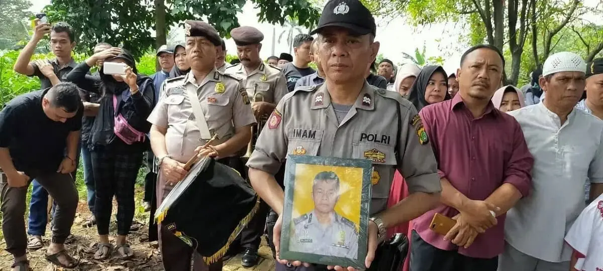 Kapolsek Cisauk Pimpin Prosesi Pemakaman Personilnya