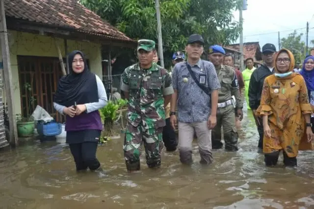 Banjir Pekalongan Ribuan Warga Mengungsi Banjir Pekalongan Ribuan Warga Mengungsi