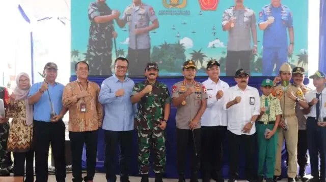 Peduli Penghijauan, Kapolri dan Panglima TNI Taman Puluhan Ribu Pohon Mangroves Peduli Penghijauan, Kapolri dan Panglima TNI Taman Puluhan Ribu Pohon Mangroves