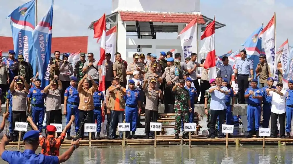 Peduli Penghijauan, Kapolri dan Panglima TNI Taman Puluhan Ribu Pohon Mangroves 