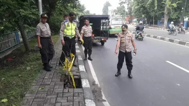 Lubang di Jalan Raya Daan Mogot KM19,7, di Police Land Polsek Batu ceper Lubang di Jalan Raya Daan Mogot KM19,7, di Police Land Polsek Batu ceper