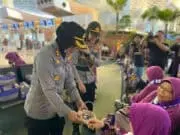 Simpati, Polwan Bagikan Air Mineral ke Jamaah Umrah di Bandara Soetta Simpati, Polwan Bagikan Air Mineral ke Jamaah Umrah di Bandara Soetta