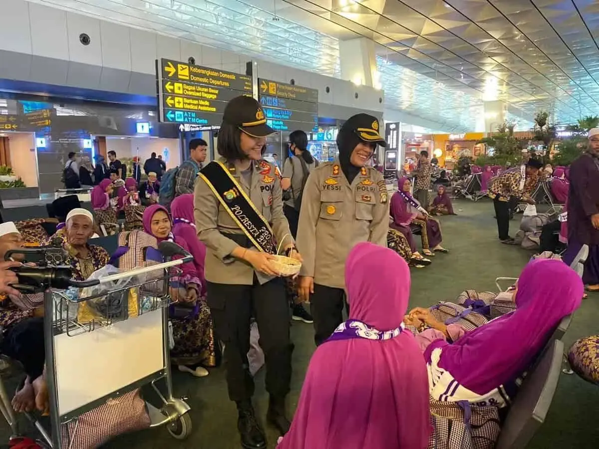 Simpati, Polwan Bagikan Air Mineral ke Jamaah Umrah di Bandara Soetta