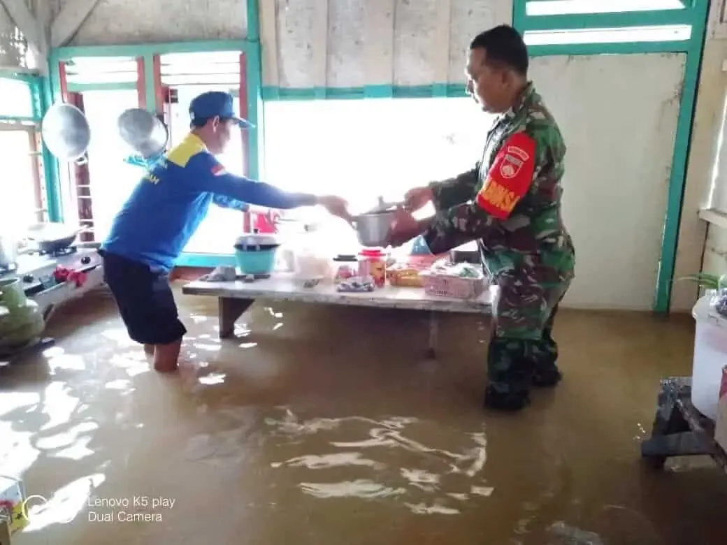 Sungai Serayu Meluap, Sigapnya Prajurit TNI Selamatkan Warga Kebanjiran