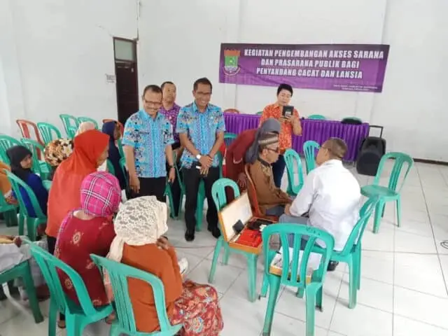 Dinsos Kabupaten Tangerang Berikan Bantuan Kacamata Serta Sembako Bagi Penyandang Cacat dan Lansia Dinsos Kabupaten Tangerang Berikan Bantuan Kacamata Serta Sembako Bagi Penyandang Cacat dan Lansia