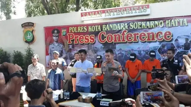 Terlibat Penjualan BPKB Hasil Curian, Empat Orang Diringkus Polisi Bandara Terlibat Penjualan BPKB Hasil Curian, Empat Orang Diringkus Polisi Bandara
