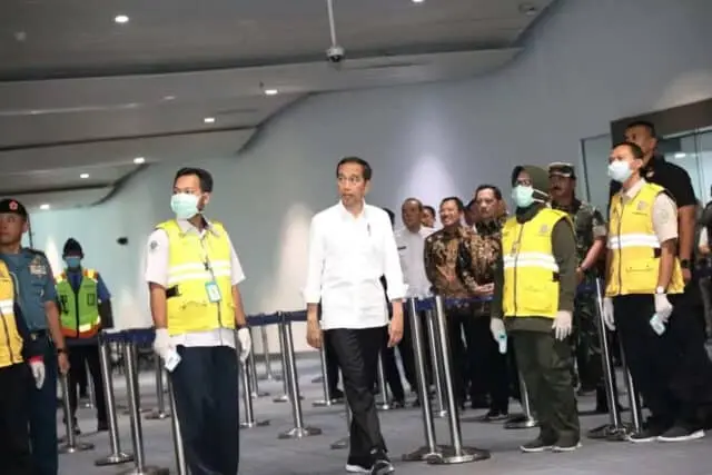 Mendagri dan Sejumlah Pejabat Dampingi Presiden Tinjau Pembersihan Bandara Soekarno - Hatta Mendagri dan Sejumlah Pejabat Dampingi Presiden Tinjau Pembersihan Bandara Soekarno - Hatta
