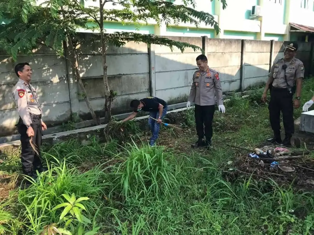 Antisipasi Virus Covid-19, Polresta Bandara Lakukan Kerja Bhakti dan Penyemprotan Disinfektan
