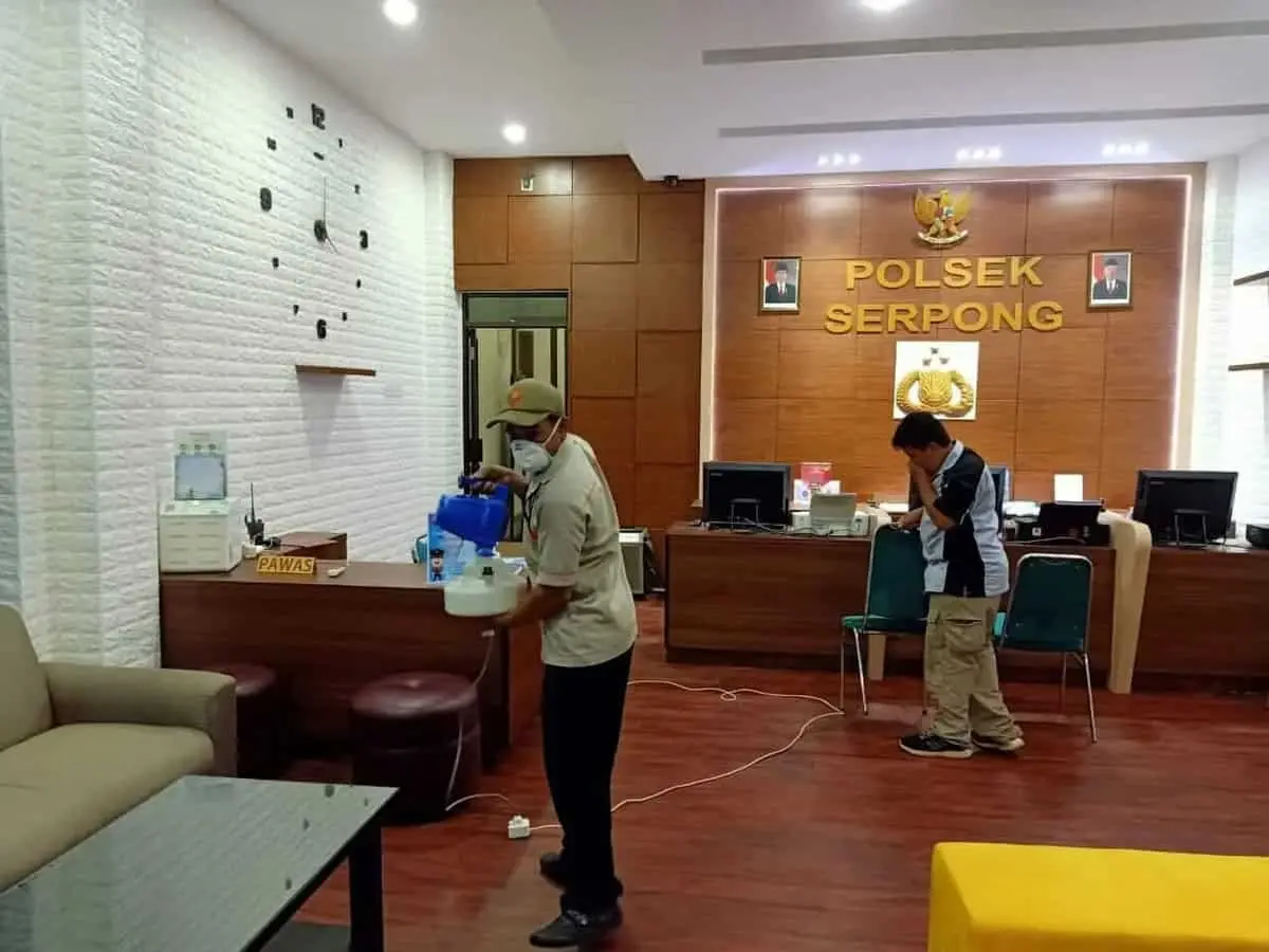 Cegah Virus Covid -19, Kapolsek Serpong Lakukan Penyemprotan Disinfectant