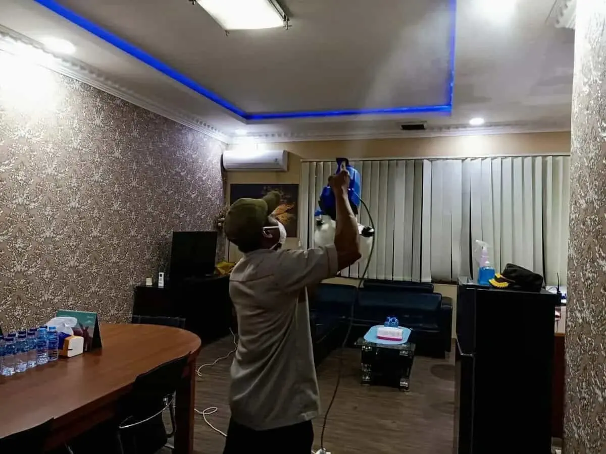 Cegah Virus Covid -19, Kapolsek Serpong Lakukan Penyemprotan Disinfectant