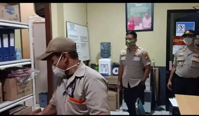 Cegah Virus Covid -19, Kapolsek Serpong Lakukan Penyemprotan Disinfectant Cegah Virus Covid -19, Kapolsek Serpong Lakukan Penyemprotan Disinfectant