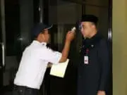 Cegah Penyebaran Covid-19, Bupati Zaki Cek Suhu Tubuh Cegah Penyebaran Covid-19, Bupati Zaki Cek Suhu Tubuh