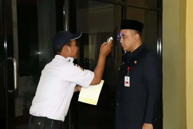 Cegah Penyebaran Covid-19, Bupati Zaki Cek Suhu Tubuh Cegah Penyebaran Covid-19, Bupati Zaki Cek Suhu Tubuh