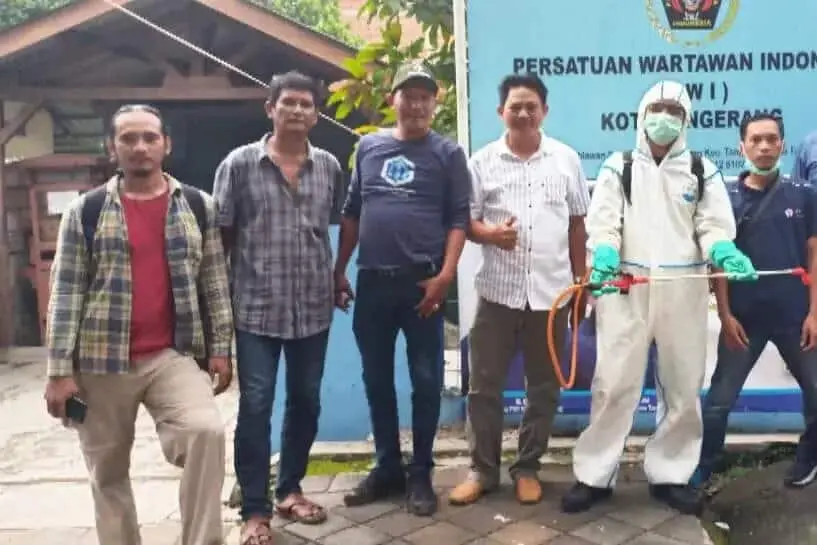 Cegah Virus Covid 19, PWI Kota Tangerang Lakukan Penyemprotan Disinfektan