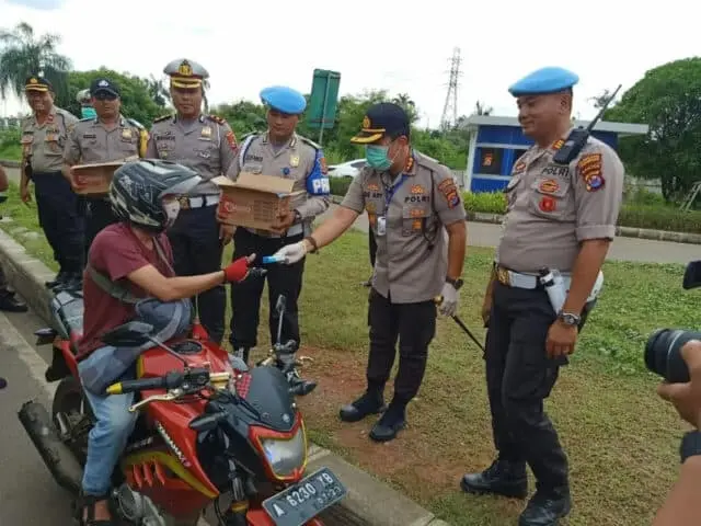 Kapolresta Tangerang, Kembali Aksi Bagi-Bagi Sabun Kapolresta Tangerang, Kembali Aksi Bagi-Bagi Sabun