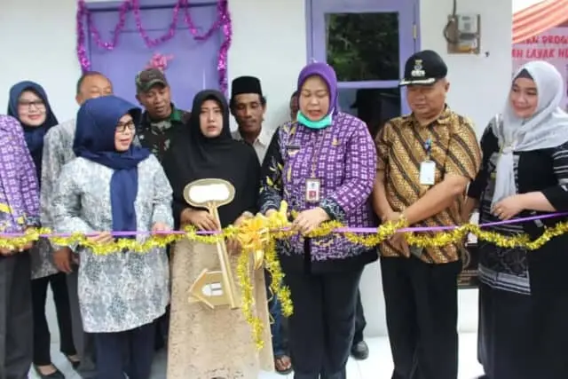 Kadis Koperasi Resmikan Rumah Layak Huni Milik Ibu Rohaeti Kadis Koperasi Resmikan Rumah Layak Huni Milik Ibu Rohaeti