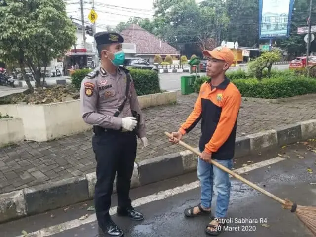 Dit samapta Polda Banten Himbau masyarakat untuk physical distancing Dit samapta Polda Banten Himbau masyarakat untuk physical distancing