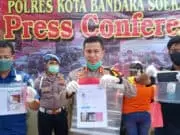 Polisi Bongkar Aksi Tipu-tipu Masker di Bandara Soetta Polisi Bongkar Aksi Tipu-tipu Masker di Bandara Soetta
