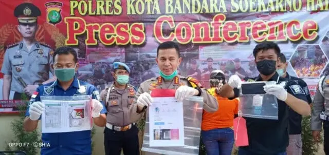 Polisi Bongkar Aksi Tipu-tipu Masker di Bandara Soetta Polisi Bongkar Aksi Tipu-tipu Masker di Bandara Soetta