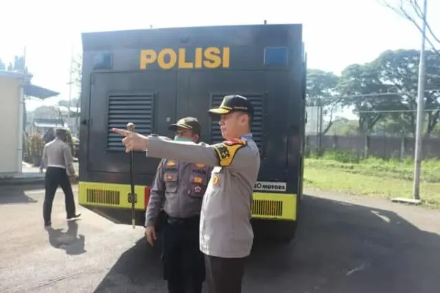 Antisipasi Covid 19, Polresta Bandara Soetta Semprotkan Cairan Disinfektan Antisipasi Covid 19, Polresta Bandara Soetta Semprotkan Cairan Disinfektan