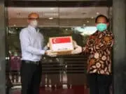 Mendagri Terima Secara Simbolik Bantuan Alat Tes Covid-19 dari Dubes Singapura Mendagri Terima Secara Simbolik Bantuan Alat Tes Covid-19 dari Dubes Singapura