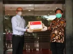 Mendagri Terima Secara Simbolik Bantuan Alat Tes Covid-19 dari Dubes Singapura Mendagri Terima Secara Simbolik Bantuan Alat Tes Covid-19 dari Dubes Singapura