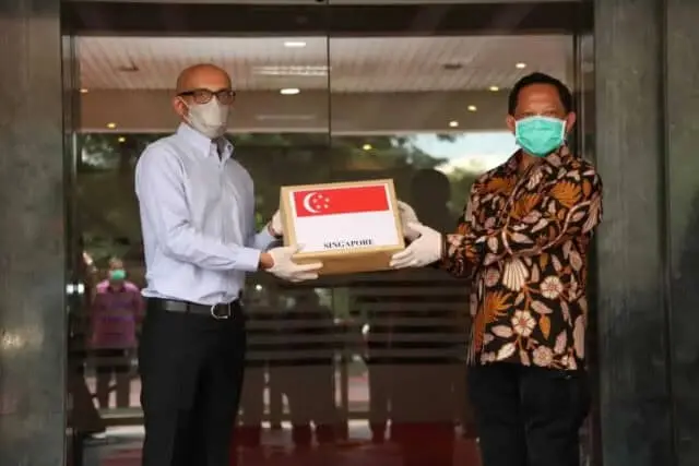 Mendagri Terima Secara Simbolik Bantuan Alat Tes Covid-19 dari Dubes Singapura Mendagri Terima Secara Simbolik Bantuan Alat Tes Covid-19 dari Dubes Singapura