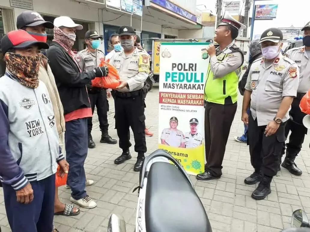Peduli Dampak Corona, Polsek Curug Bagikan Bagikan Paket Sembako ke Warga