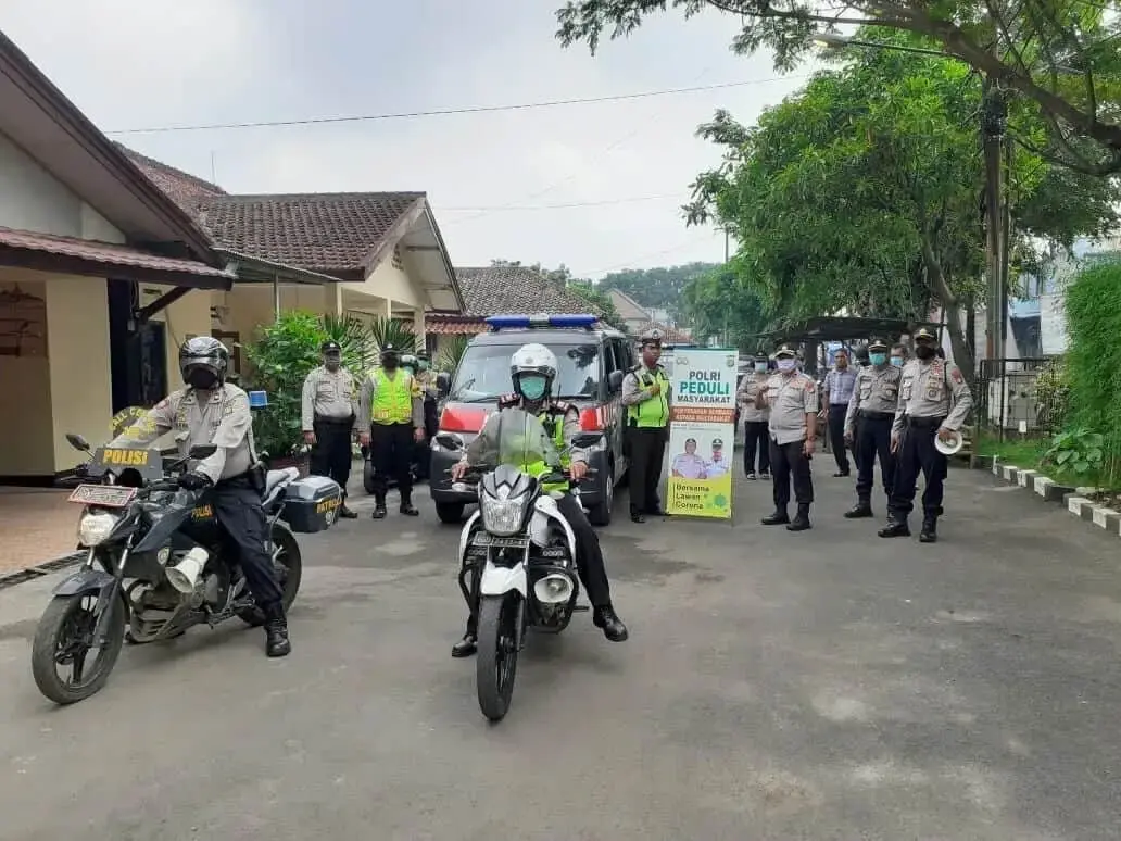 Peduli Dampak Corona, Polsek Curug Bagikan Bagikan Paket Sembako ke Warga