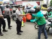 Peduli Dampak Corona, Polsek Curug Bagikan Bagikan Paket Sembako ke Warga Peduli Dampak Corona, Polsek Curug Bagikan Bagikan Paket Sembako ke Warga