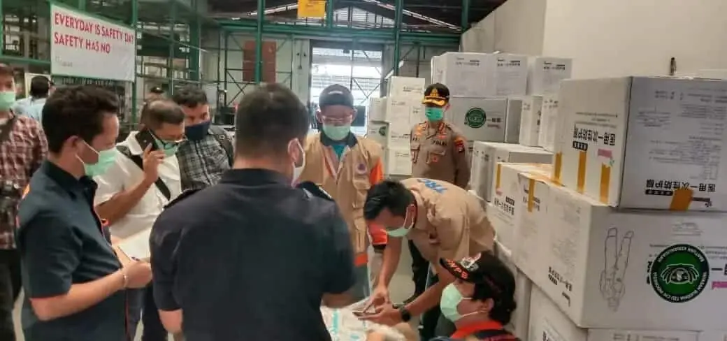 Kedatangan Bantuan Kemanusiaan jenis APD di Bandara Soetta, Dijaga Ketat Polisi