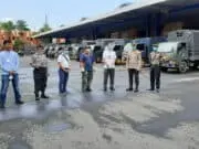 Kedatangan Bantuan Kemanusiaan jenis APD di Bandara Soetta, Dijaga Ketat Polisi