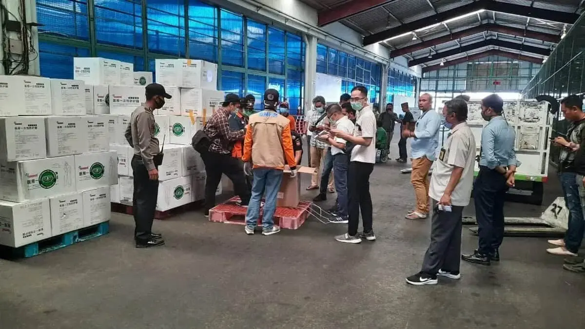 Kedatangan Bantuan Kemanusiaan jenis APD di Bandara Soetta, Dijaga Ketat Polisi