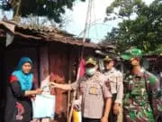Sosial Distancing, Polsek Pamulang Bagikan 100 Peket Sembako Sosial Distancing, Polsek Pamulang Bagikan 100 Peket Sembako