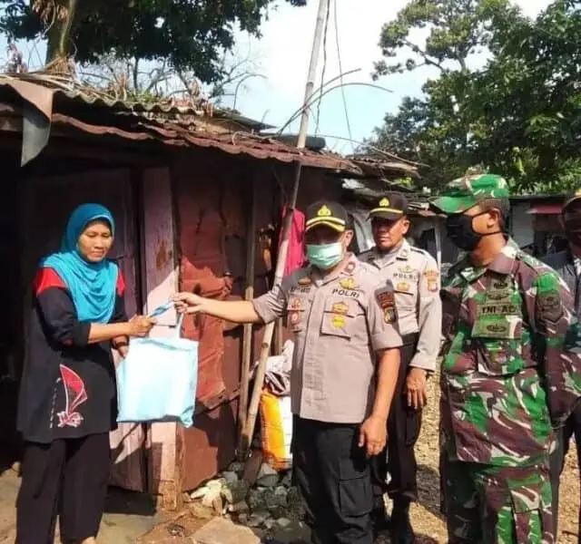 Sosial Distancing, Polsek Pamulang Bagikan 100 Peket Sembako Sosial Distancing, Polsek Pamulang Bagikan 100 Peket Sembako