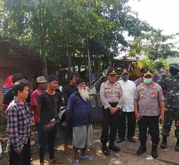 Sosial Distancing, Polsek Pamulang Bagikan 100 Peket Sembako