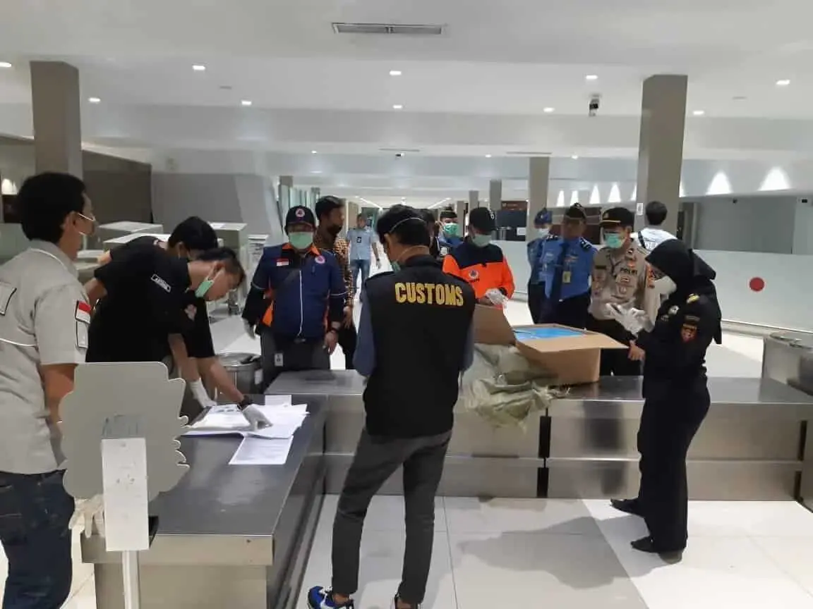 Kedatangan Bantuan Masker dari Hongkong,  Dijaga Ketat Polisi Bandara Soetta