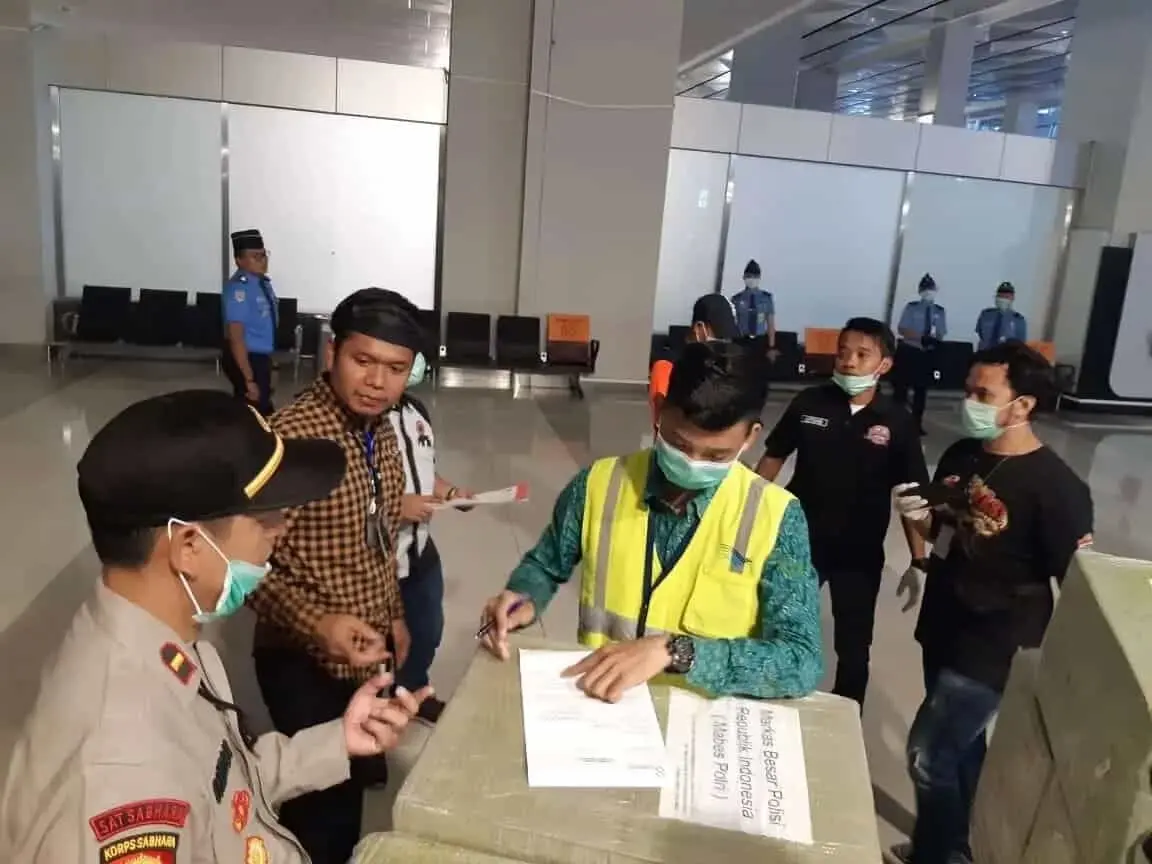 Kedatangan Bantuan Masker dari Hongkong,  Dijaga Ketat Polisi Bandara Soetta