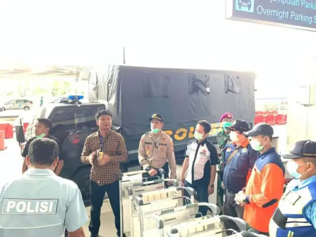 Kedatangan Bantuan Masker dari Hongkong, Dijaga Ketat Polisi Bandara Soetta Kedatangan Bantuan Masker dari Hongkong, Dijaga Ketat Polisi Bandara Soetta
