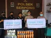 Polsek Serpong Terima Bantuan Hand Sanitizer dan Minuman Ringan Polsek Serpong Terima Bantuan Hand Sanitizer dan Minuman Ringan