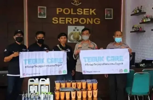 Polsek Serpong Terima Bantuan Hand Sanitizer dan Minuman Ringan Polsek Serpong Terima Bantuan Hand Sanitizer dan Minuman Ringan